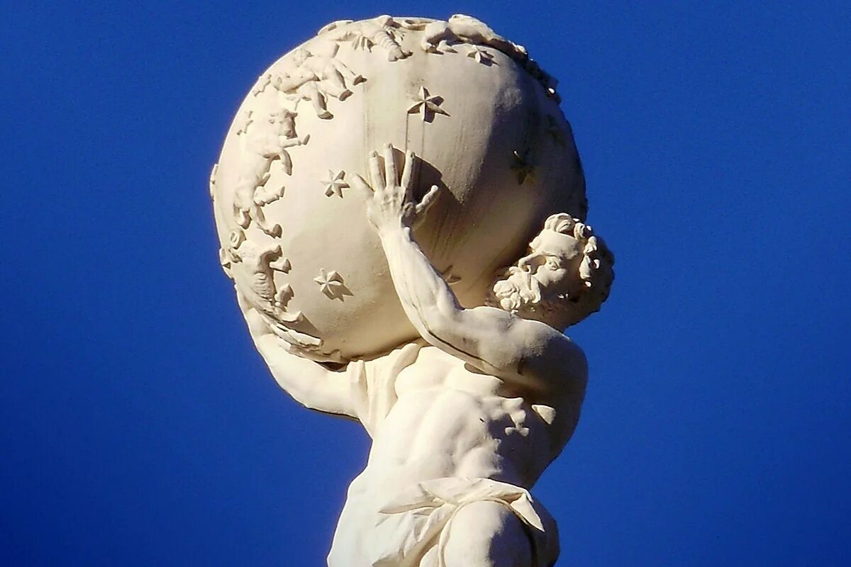 Какой титан держал небесный свод на плечах. Атлант Титан скульптура. Атлант Небесный свод. Атлант древняя Греция. Атлас Титан статуя.