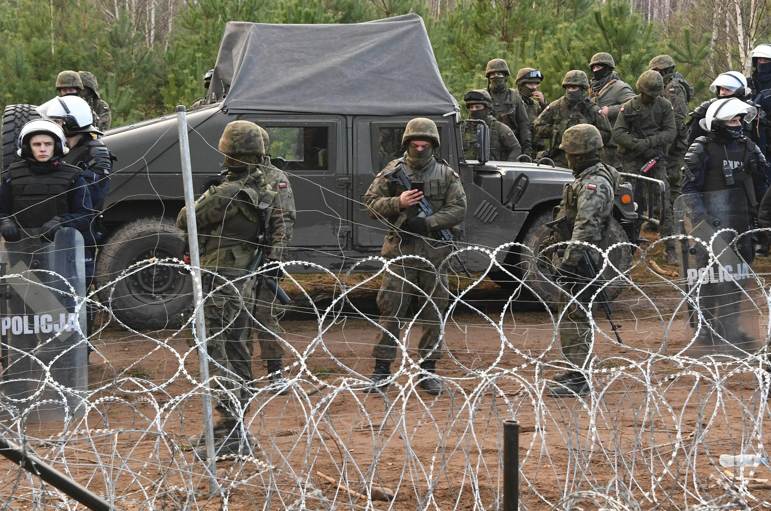 Белорусские военные на границе с Польшей. Польша граница военные. Польша Беларусь граница военные. Польские военные на границе.