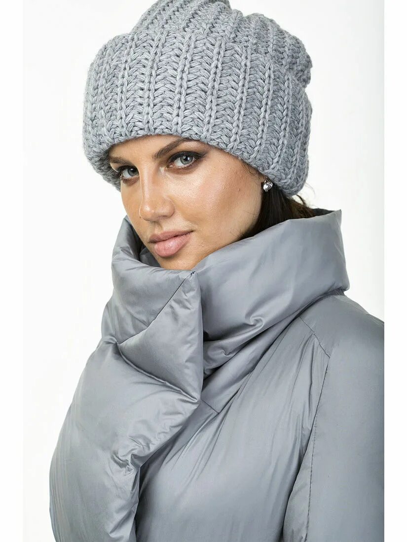 Шапка к серому пуховику. Черный пуховик и серая шапка. Темно серый пуховик. Куртки женские с шапкой. Шапка к черному пуховику.