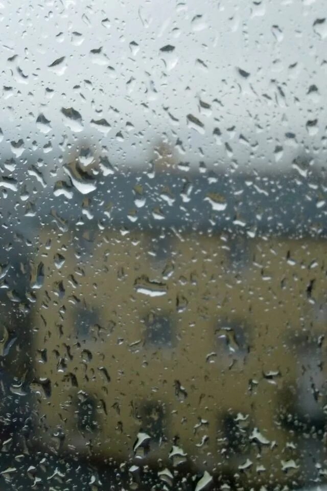 Песни хороводит снег с дождем. Капли воды на стекле. Капли дождя на стекле. Дождь за окном. Вода по стеклу.