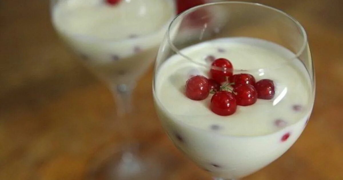 Мусс эстетика. Мусс из красной смородины. Ягодный мусс. Клубничный флан. Мусс из баллона.