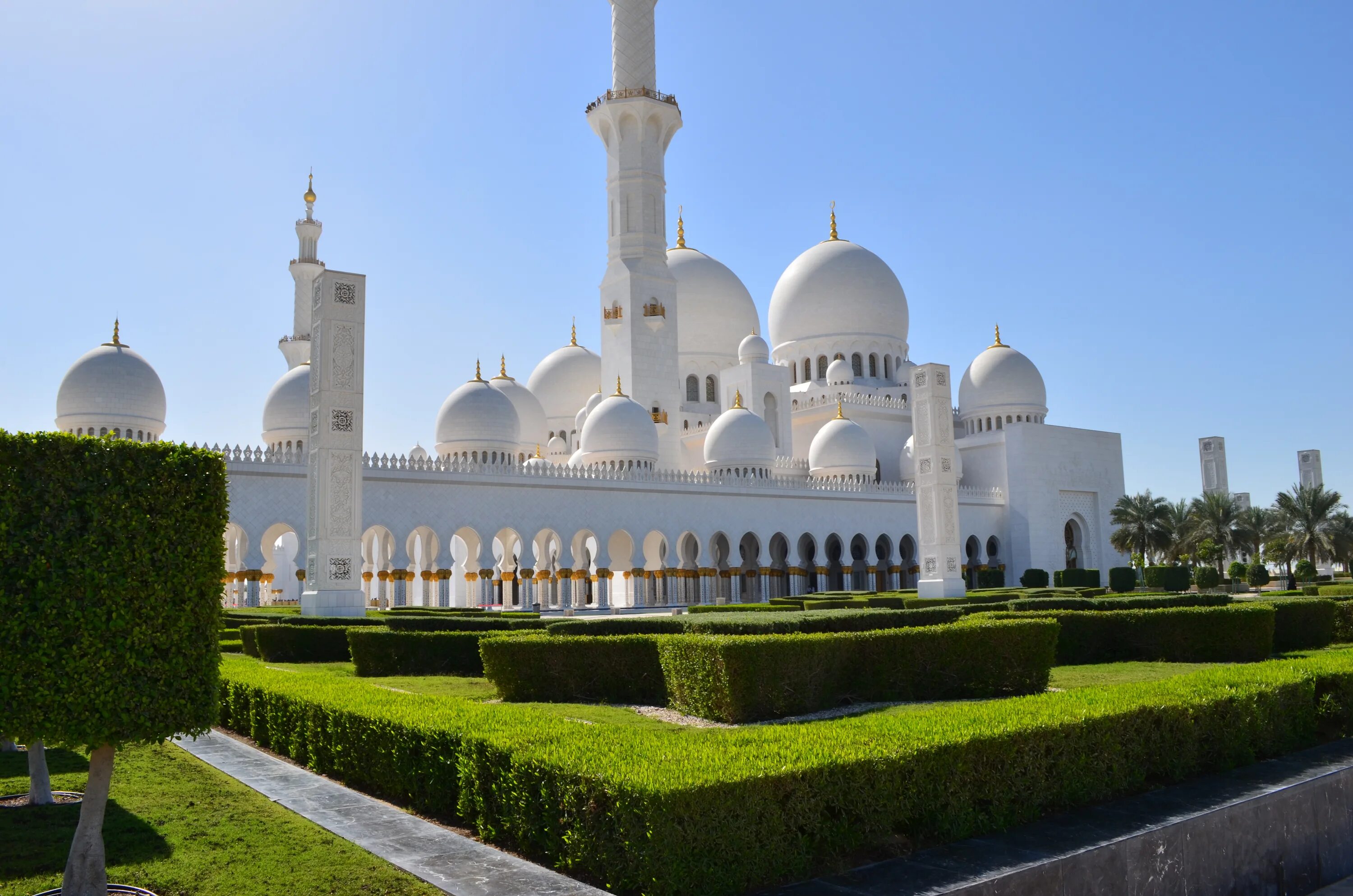 Самые крупные мечети. Мечеть Grand Mosque Дубай. Белый масжид Дубай Масджид. Абу Даби мечеть цветы. Дворец шейха Зайда в Абу-Даби.