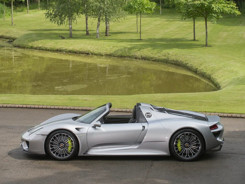 Porsche 918 цены. Порше 918 Spyder. Порше 918 Spyder 2021. Порше 918 Spyder 2020. Porsche 918 Spyder серый.