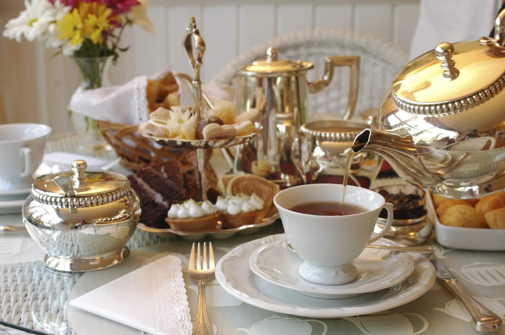 Накрывать на стол на английском. Afternoon Tea: традиционное английское чаепитие. Чайная церемония в Англии Файв оклок. Five o Clock Tea чаепитие в Великобритании. Чайная церемония файф оклок.