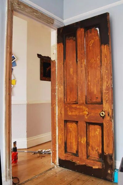 Ремонт старых дверей. Реконструкция старых дверей. Реконструкция старых межкомнатных дверей. Реставрировать деревянные двери. Реконструкция деревянных дверей.