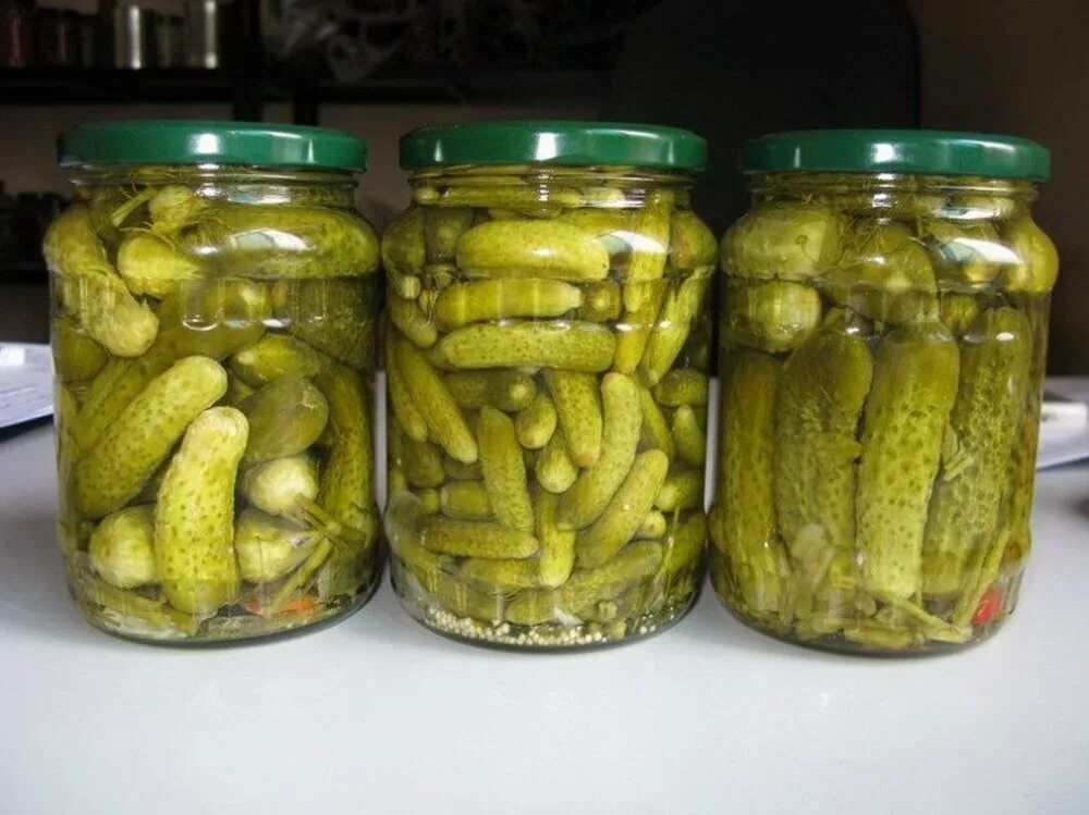 Огурцы маринованные корнишоны. Маринованные огурцы мелкие. Корнишон огурец маленький. Мини корнишоны скатерть самобранка. Маринованные огурцы мелкие.