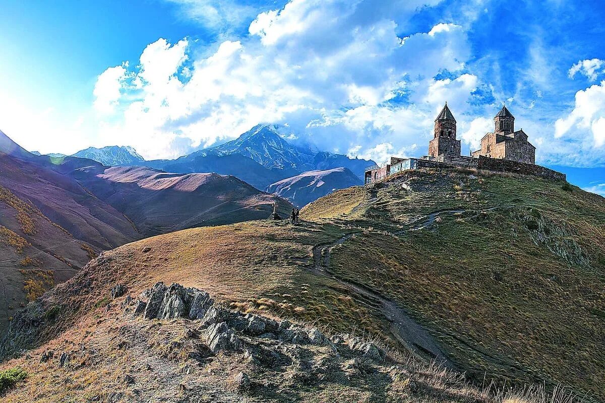 Georgia armenia. Цминда Самеба Казбеги. Монастырь на Казбеке Пушкин. Казбеги плюс монастырь. Гора Самеба.