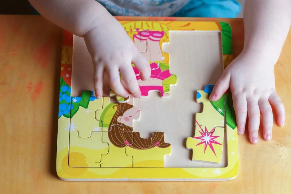 Собирать пазлы. Развивающий пазл. Развивающий пазл малыши. Дети собирают пазлы. Паззлы для малышей.
