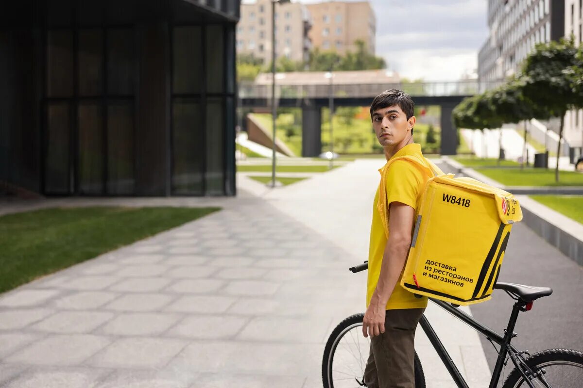 Работа курьером в уфе. Яндекс еда работа курьером. Доставщик еды самокат. Курьер яндекс еда. Требуются кладмены.