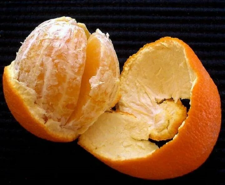 Кожурой составить. Очищенный апельсин. Апельсиновая корка. Кожура апельсина. Мандарин без кожуры.