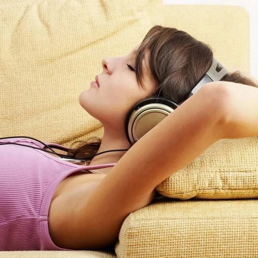 Расслабляющие звуки для сна. Чем полезна засыпание с наушниками. Relax музон. Как расслабляющая музыка. Слушать лучшую релаксирующую музыку