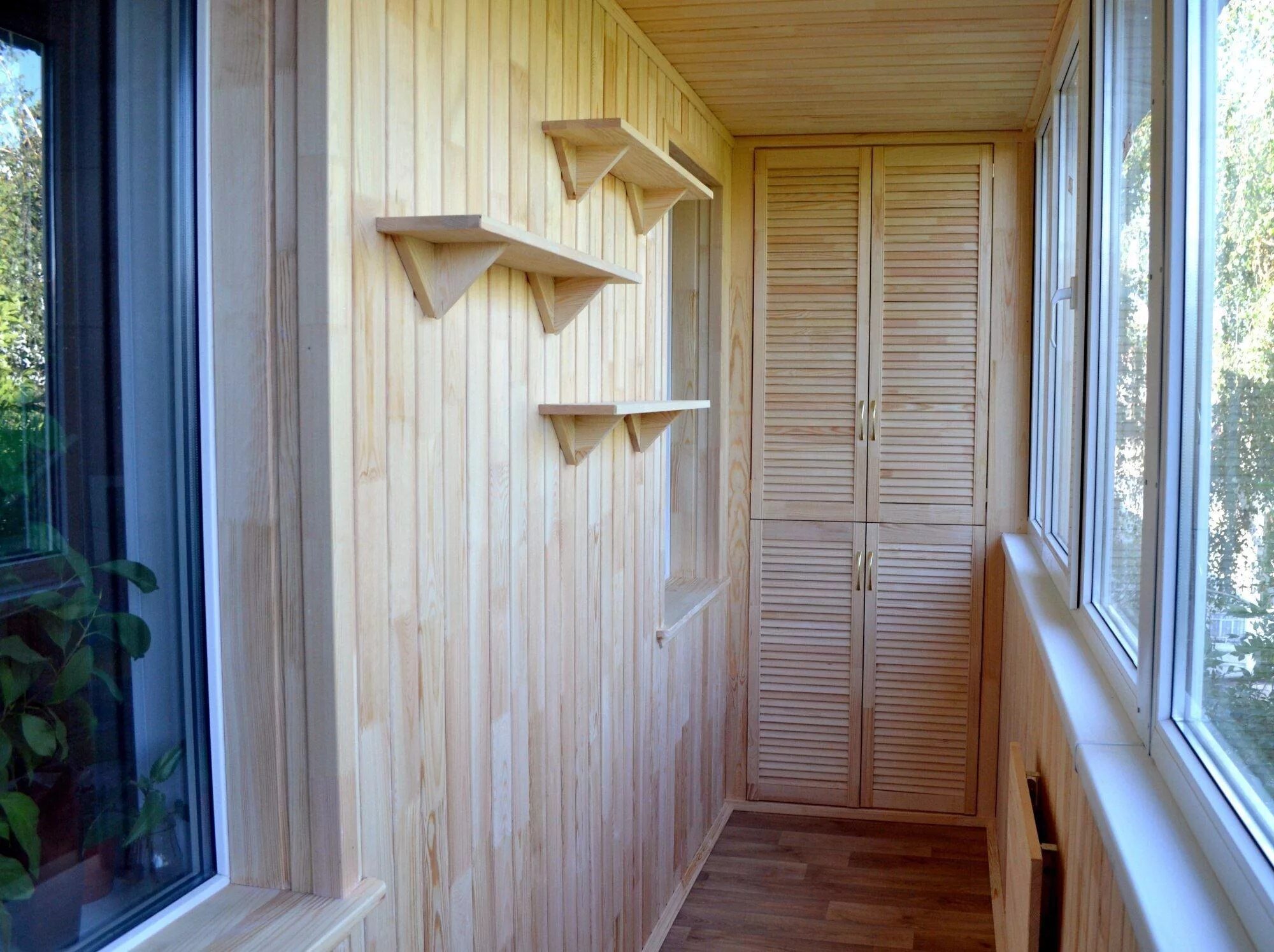 Балкон отделанный вагонкой. Отделка лоджии вагонкой. Отделка балкона вагонкой блок хаус. Отделка лоджии вагонкой. Отделка лоджии вагонкой.