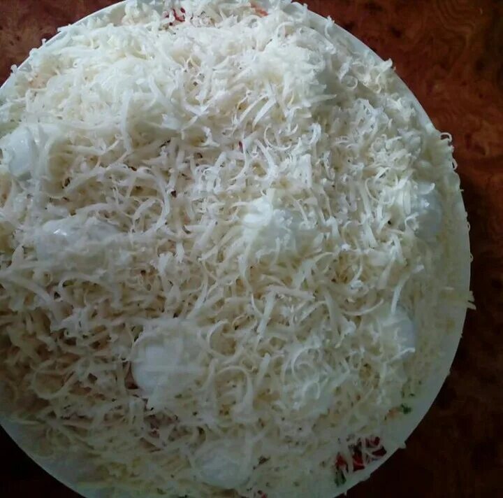 Снежные сугробы с курицей и грибами. Салат сугробы пошаговый. салат сугроб с колбасой. салат сугробы фото. салат сугроб с курицей.