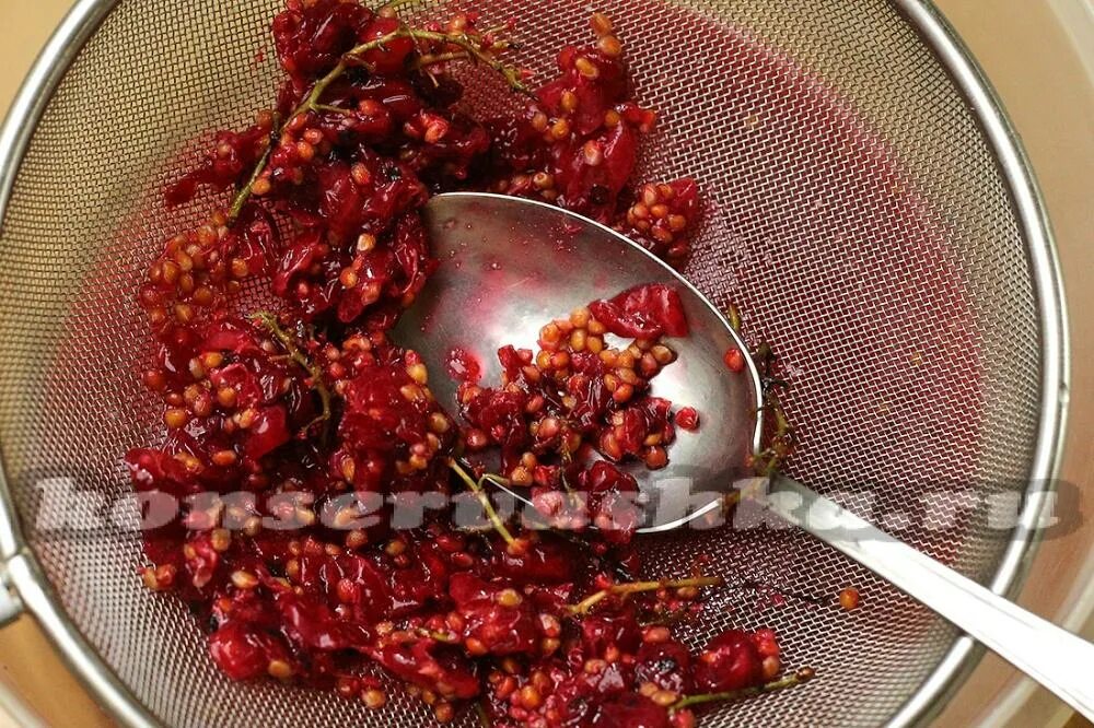 Сок из красной смородины. Красная смородина через сито. Мармелад из смородины. Желе из красной смородины без варки. Вишню протереть через дуршлаг.