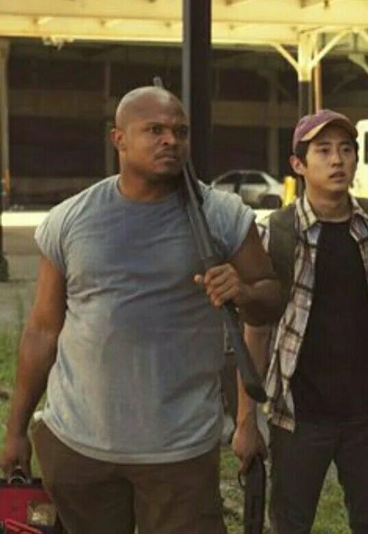 Тидог ходячие мертвецы. Ти дог. Айрон синглтон ходячие мертвецы. Ти-дог ходячие мертвецы. Ти дог из ходячих мертвецов.