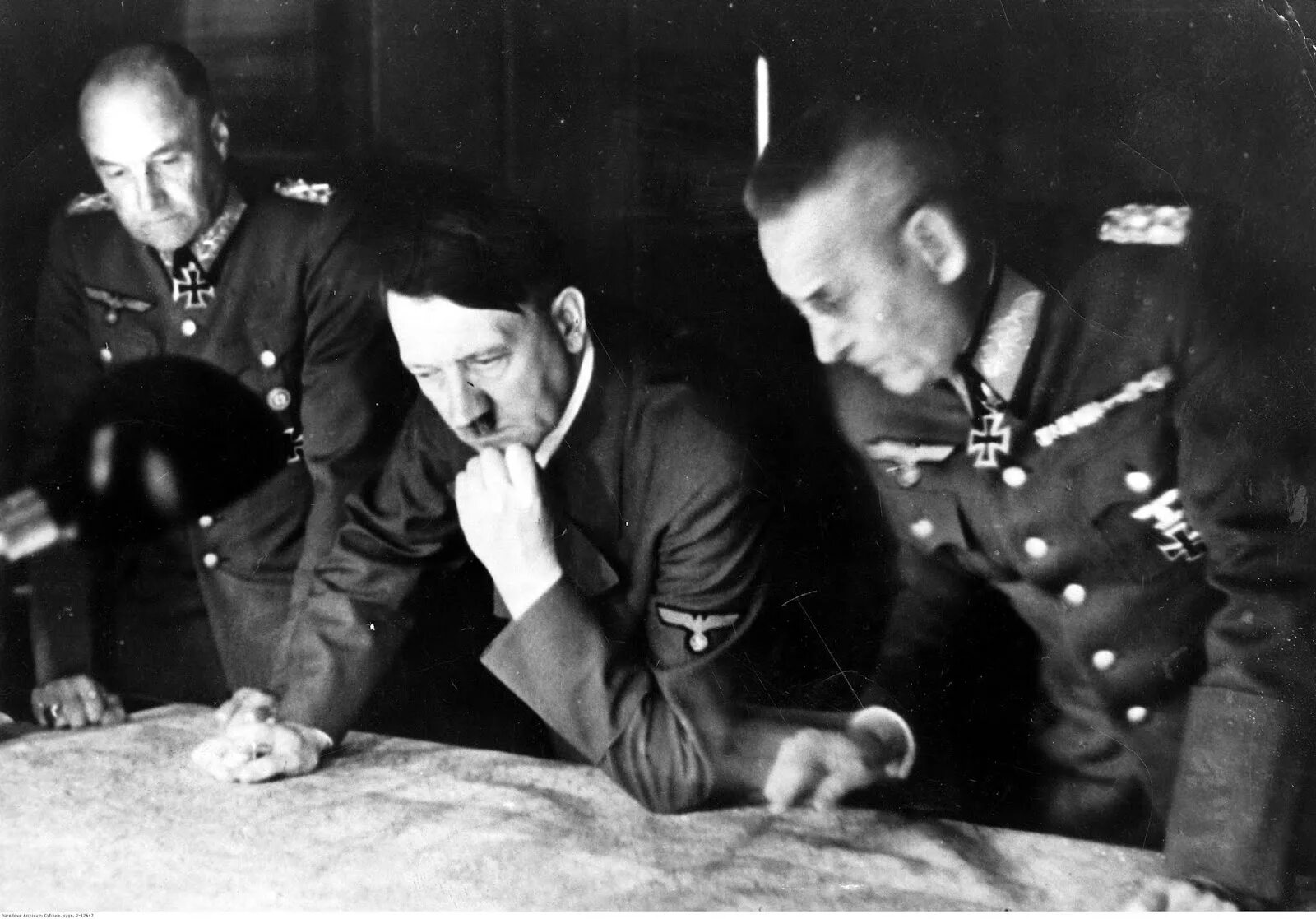 Гитлеровский план барбаросса. Адольф Гитлер 1941. Адольф Гитлер план Барбаросса. Гитлер план Барбаросса. Гитлер подписывает план Барбаросса.