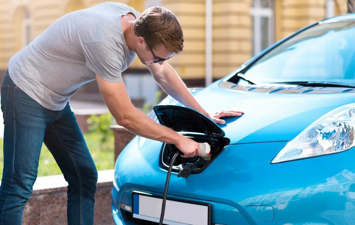 Зарядка телефона для автомобиля через прикуриватель. Человек с аккумулятором фото. Электрозарядная станция для электромобилей. Mennekes зарядные станции. Заряжается машинка.