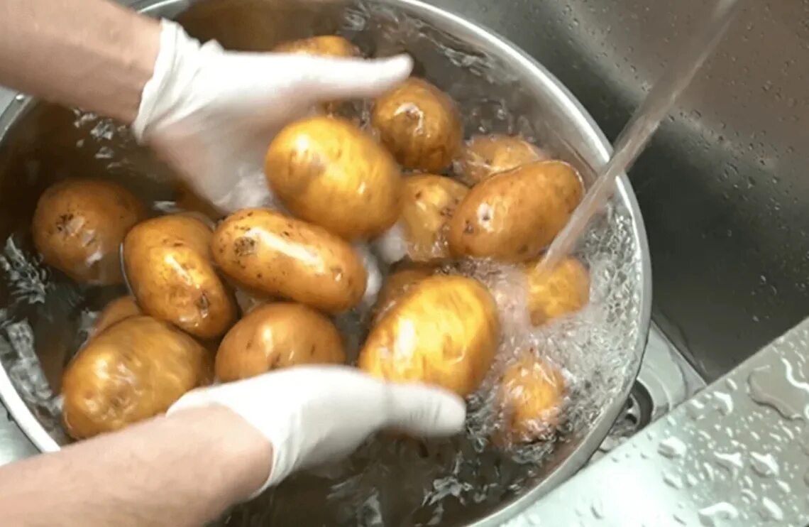 Надо ли мыть картошку на хранение. Мытье картошки. чистка картофеля. картофель неочищенный. очищенная картошка.