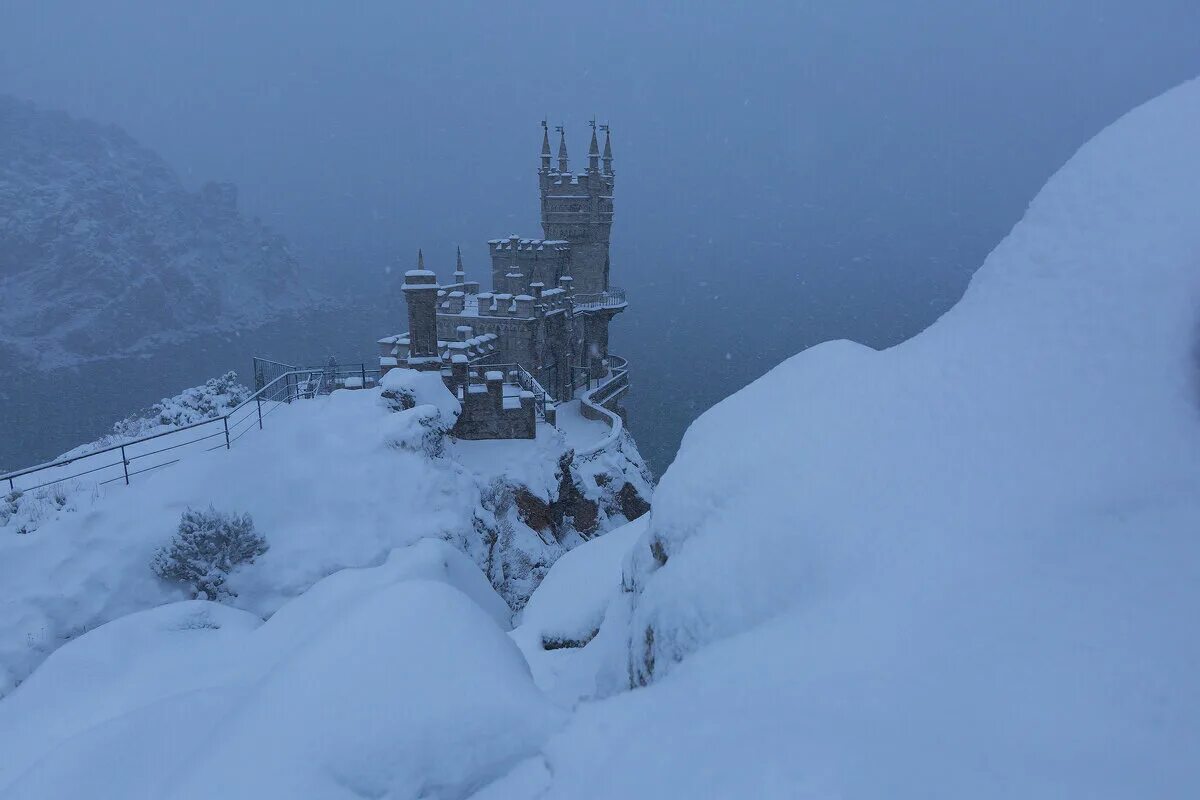 Дворец-замок ласточкино гнездо, п. Достопримечательности крыма зимой. Достопримечательности крыма зимой. Зимний севастополь 2022. Ялта зима.