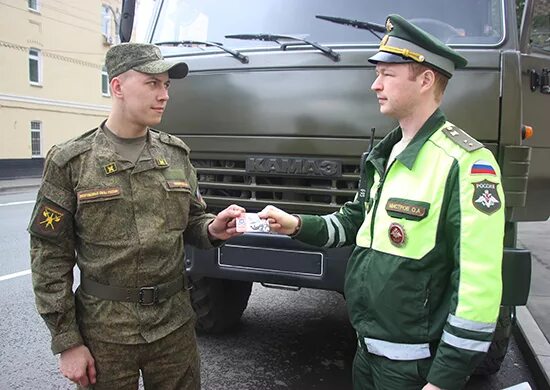 Водителю военного автомобиля. Форма автомобильных войск. Форма военного водителя. Форма военной автоинспекции. Офицер автомобильных войск.