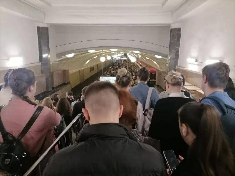 ветераны в питерском метро. красная ветка сбой. чп в метро сейчас в москве на красной ветке. красная ветка метро спб. падение пассажира в метро.