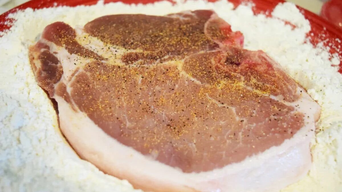 Приготовить корейку свиную на сковороде как вкусно. Корейка отбивная из свинины. корейка свиная жареная на сковороде. корейка свиная на кости на сковороде. свинина в муке.