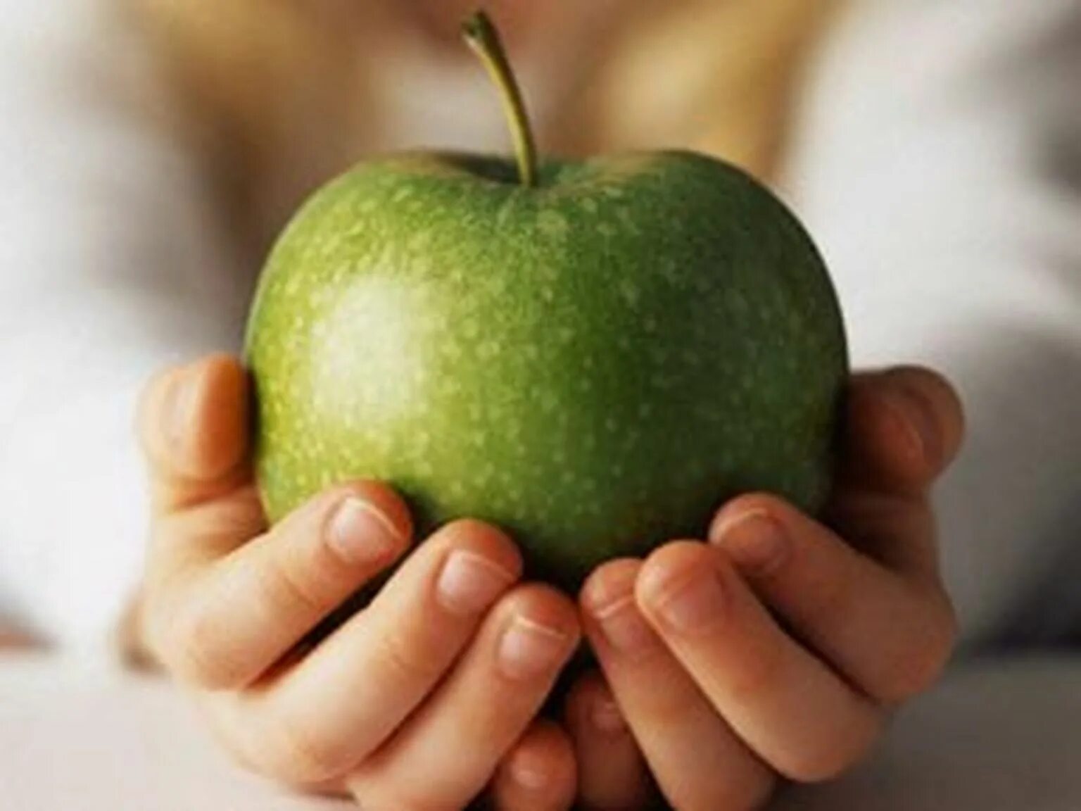Яблоки для организма мужчины. Яблоко в руке. Зеленое яблоко в руке. Яблоко здоровья.