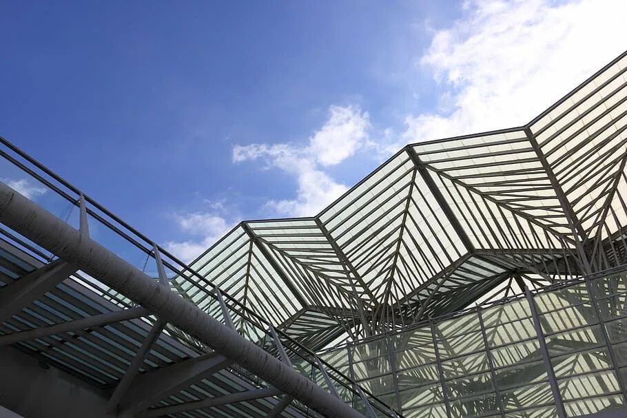 Металлический каркас. Алюминий в архитектуре. Металлическое здание. Современные здания из металлоконструкций. Перфорированные металлические панели для фасада.