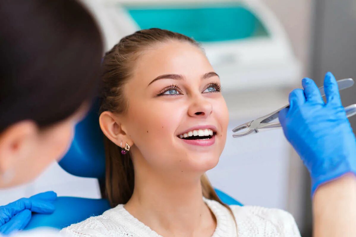 Удаление зуба. Стоматология девушка. Стоматологический центр красивые зубы. Стоматологи рекомендуют.
