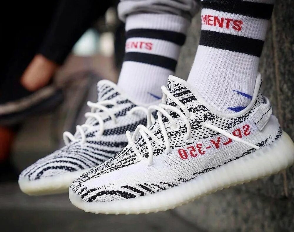 Кроссовки буст 350. ИЗИ буст 350 Зебра. Yeezy Boost 350 Zebra. Adidas Yeezy Boost 350 зебры. Adidas Yeezy Boost 350 v2.