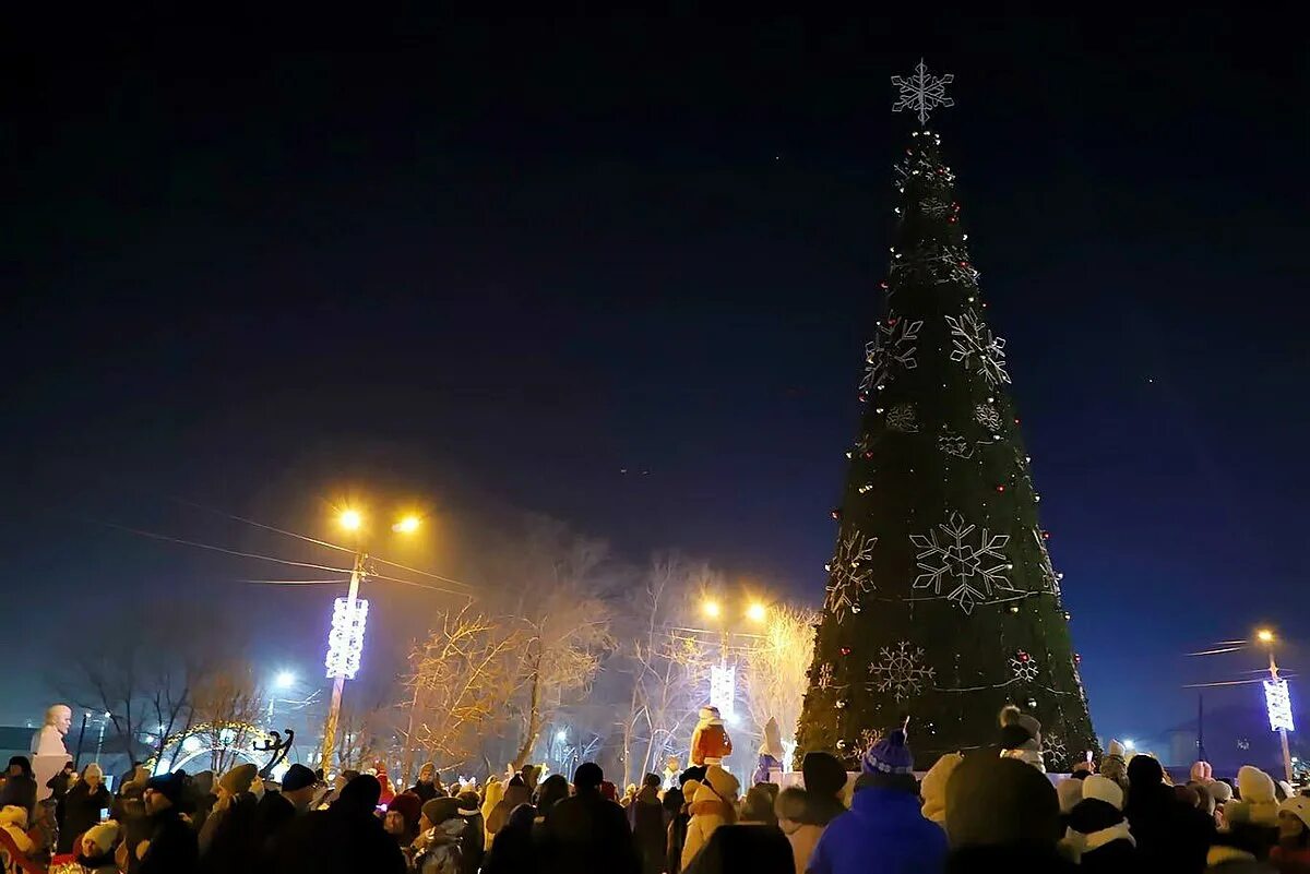 Новый год красноярский край. Новогодние гуляния. новогодняя елка. ель новый год. городская елка красноярск.