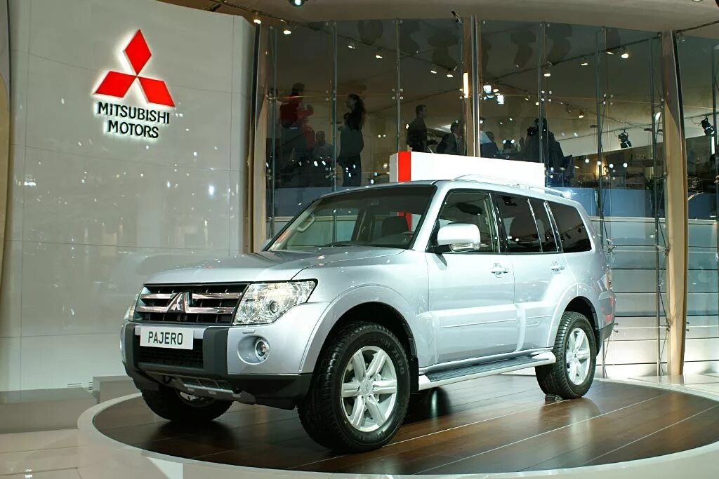 Mitsubishi Pajero 2007. Митсубиси Паджеро новая 22. Митсубиси Паджеро в автосалоне. Мицубиси Моторс Паджеро. Купить паджеро у дилера