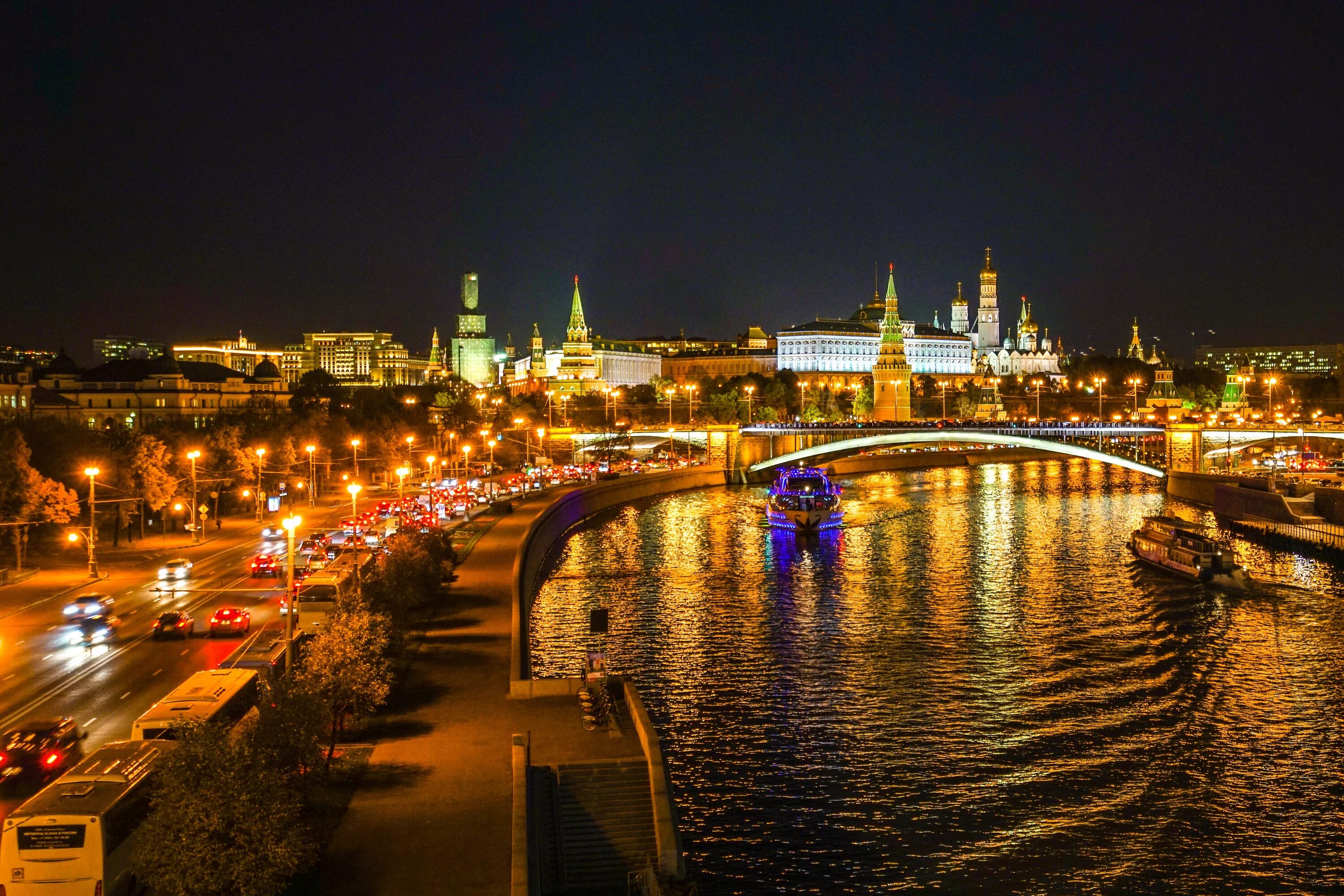 В каком городе погулять. Реки Москвы. Вид на Кремль с Москва реки. Кремль Москва река Неглинная ночная. Река Москва и Московский Кремль в ночь.