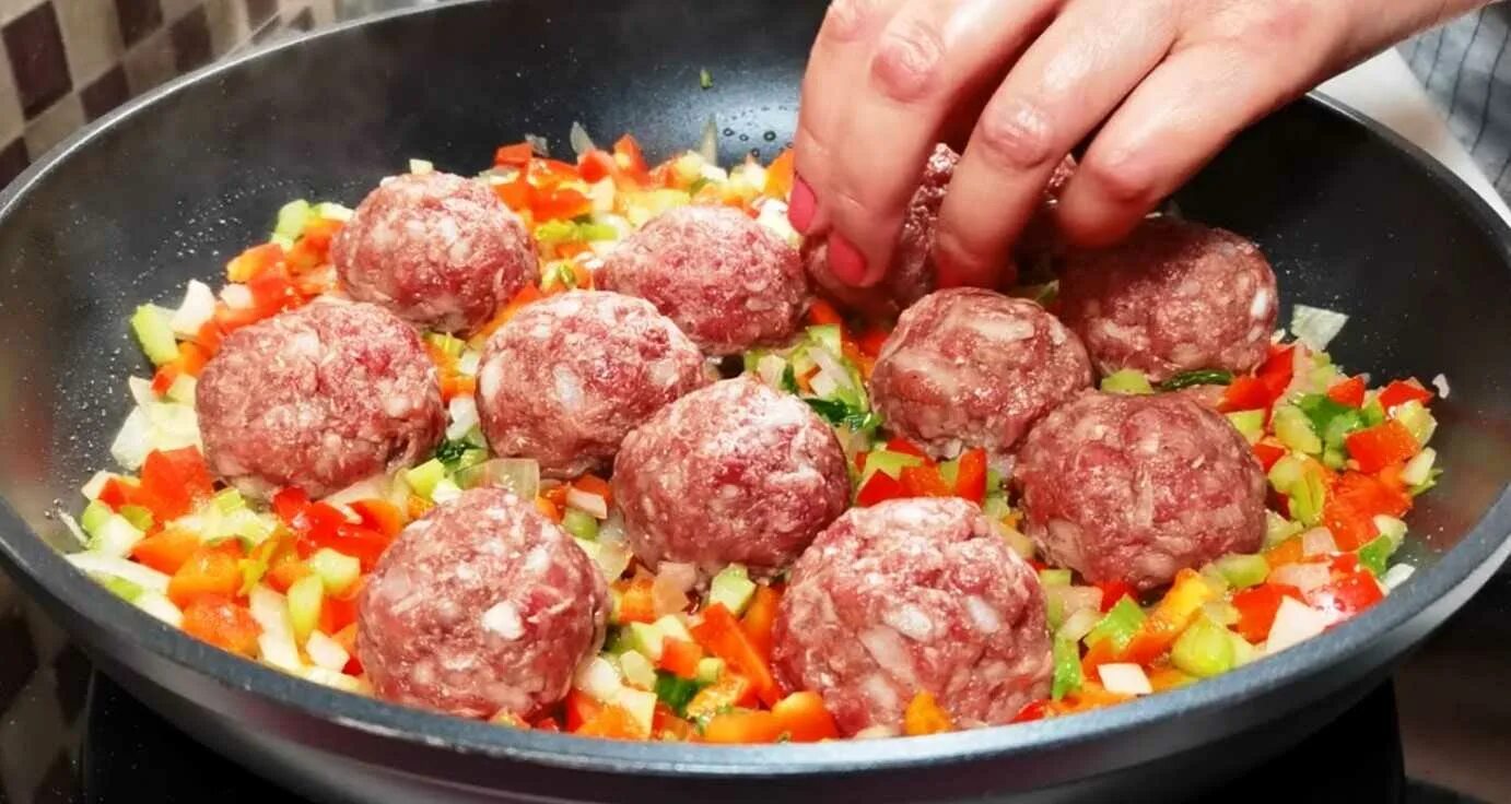 В фарш для тефтелей добавляют яйцо