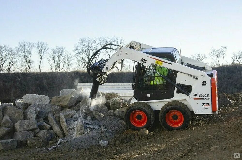 Гидромолот bobcat. Мини-погрузчик Bobcat s450. Мини-погрузчик Bobcat 450. Мини погрузчик Bobcat гидромолот. Мини погрузчик Bobcat s530 молот.