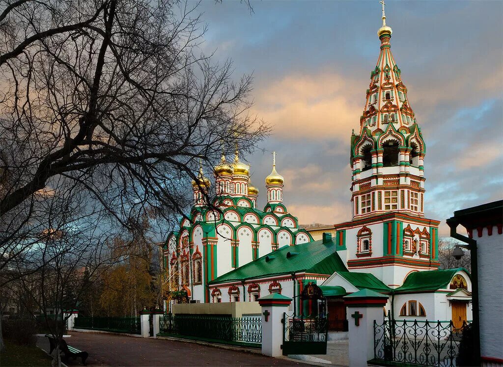 Церковь св николая. Храм святителя Николая Чудотворца в Хамовниках, Москва. Храм Николы Чудотворца в Хамовниках. Храм икола я удотво РЦА В Хамо вниках. Парк культуры Церковь Николая Чудотворца.