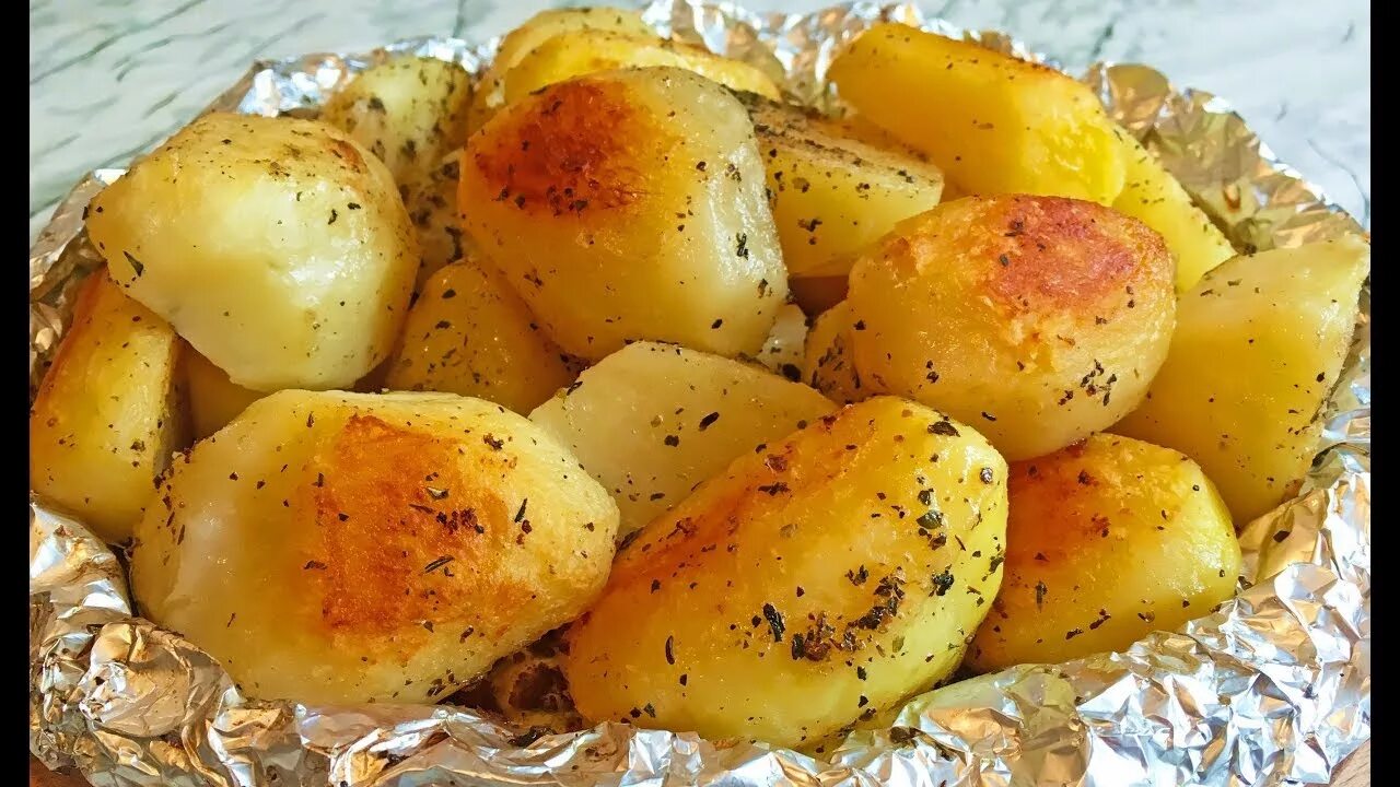 Рецепт вкусной картошки в духовке. Картофель в фольге в духовке. Картофель запеченный в духовке в фольге. Картошка в фольге в духовке целиком. Запечённая картошка в духовке в фольге.