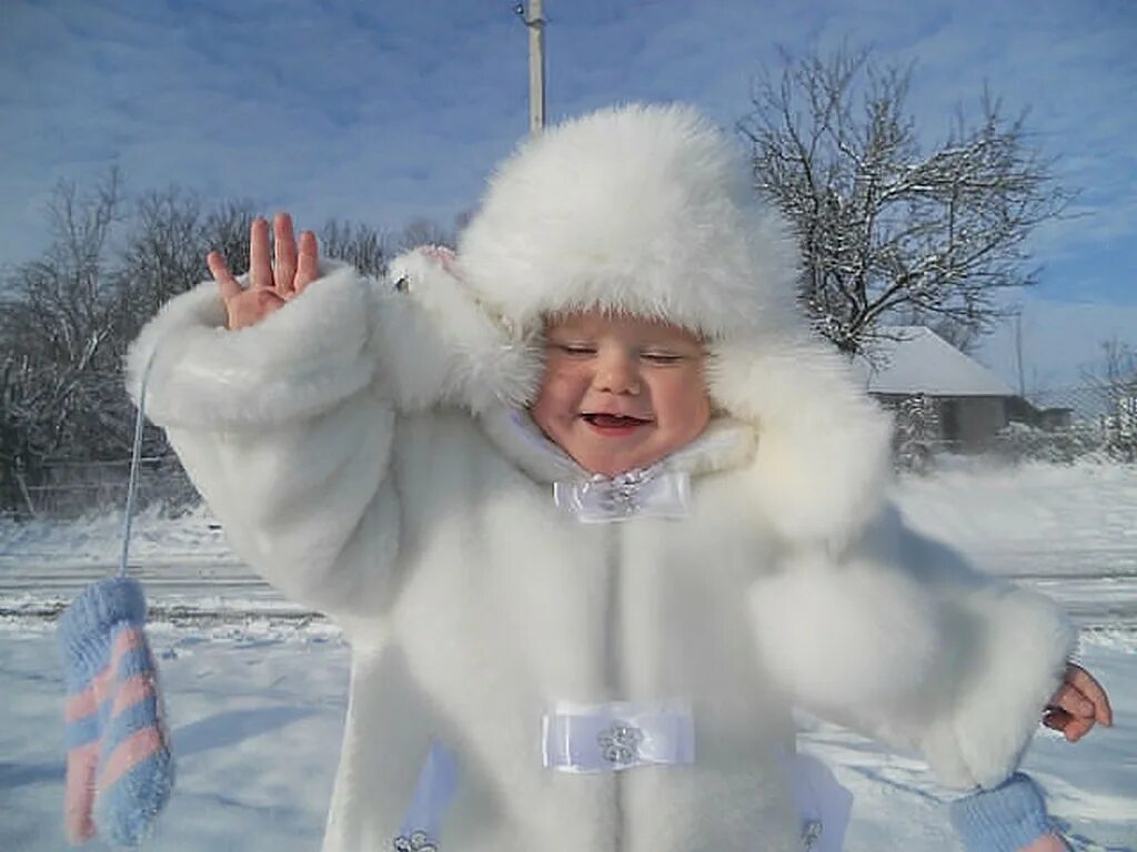 Маленькая девочка в шубе. Зима радость. Шуба для детей. Доброе утро зима дети.