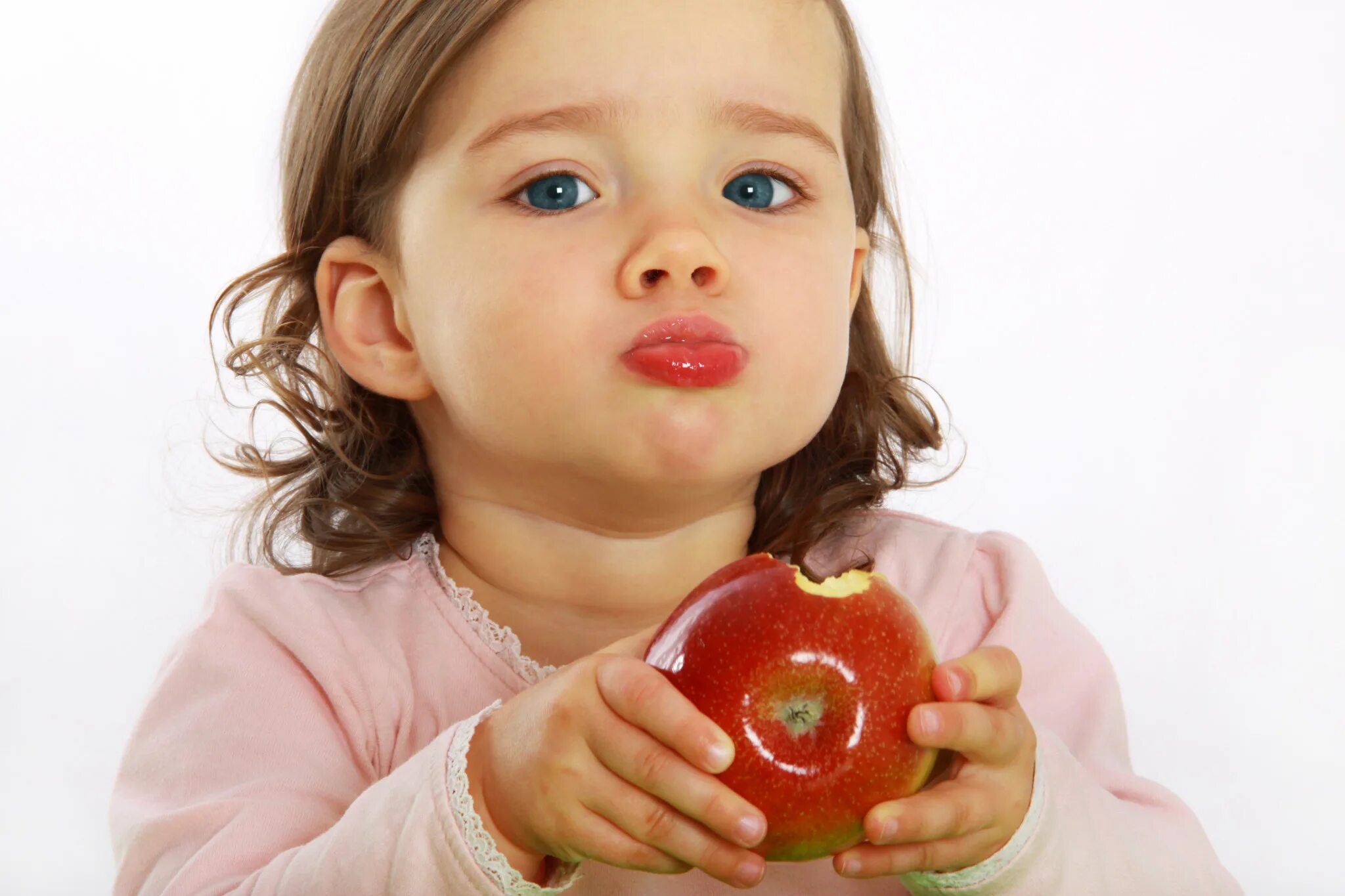 Кушает яблоко. Девочка ест яблоко. Фрукты для детей. Здоровый ребенок.