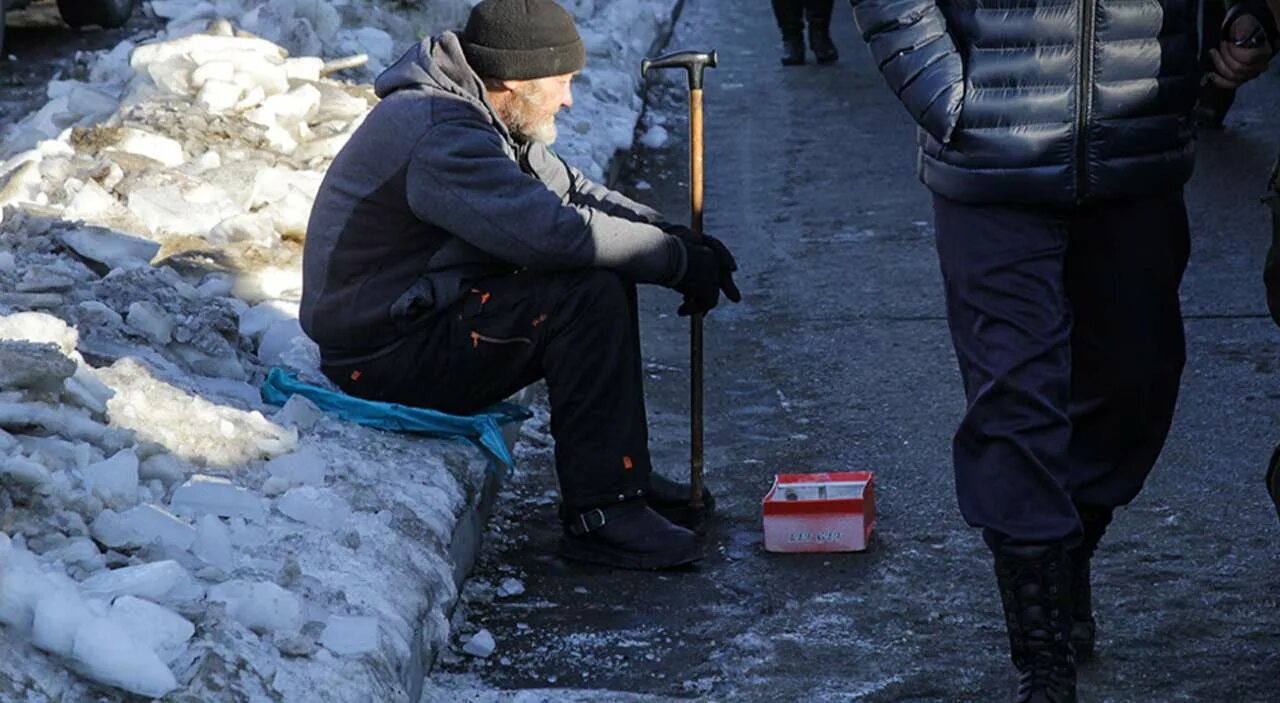 Труд и нищета. Бедные россияне. нищие в россии. нищие россияне. нищета в россии.