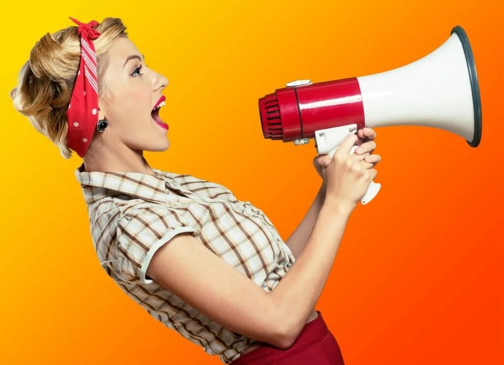 день рекламного работника. человек кричит в громкоговоритель. человек кричит в рупор. девушка с громкоговорителем. громкая девушка.