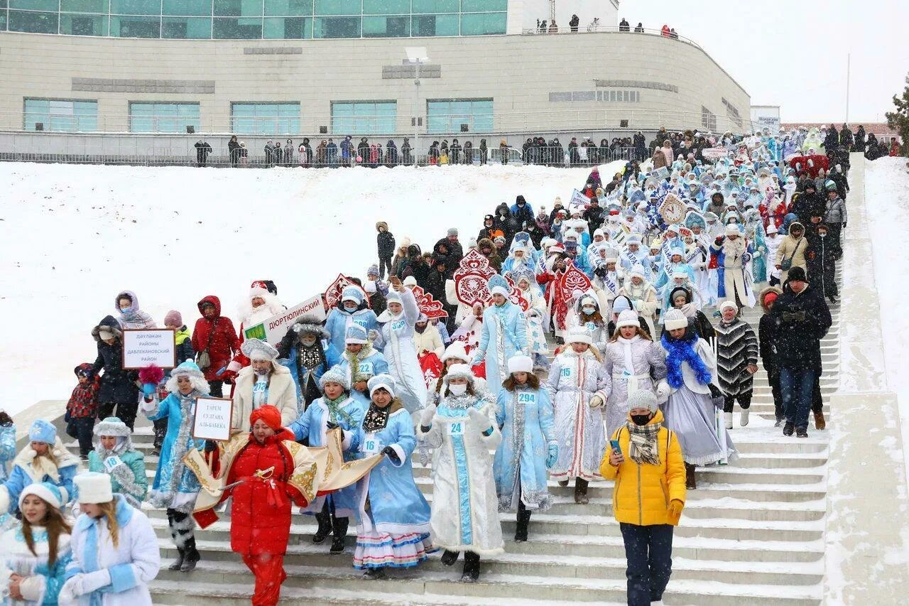 Парад снегурочек в Уфе 2022. Terra zima Уфа. Парад снегурочек в Уфе. Зимний парад. Праздники в уфе 2024