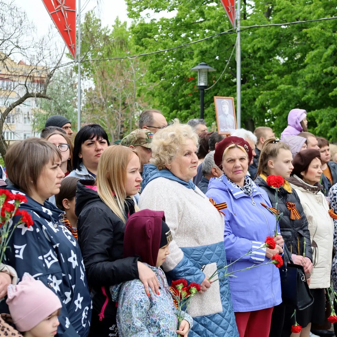 Митинг победы сценарий. Митинг 1 мая. Аллея славы в парке Победы. 9 Мая Новошахтинск.