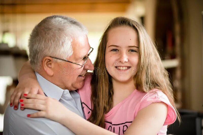 Внучка и дед объятия. Дед обнимается с внучкой. Grandpa with granddaughter. Ин ц е с т дед и внучка.