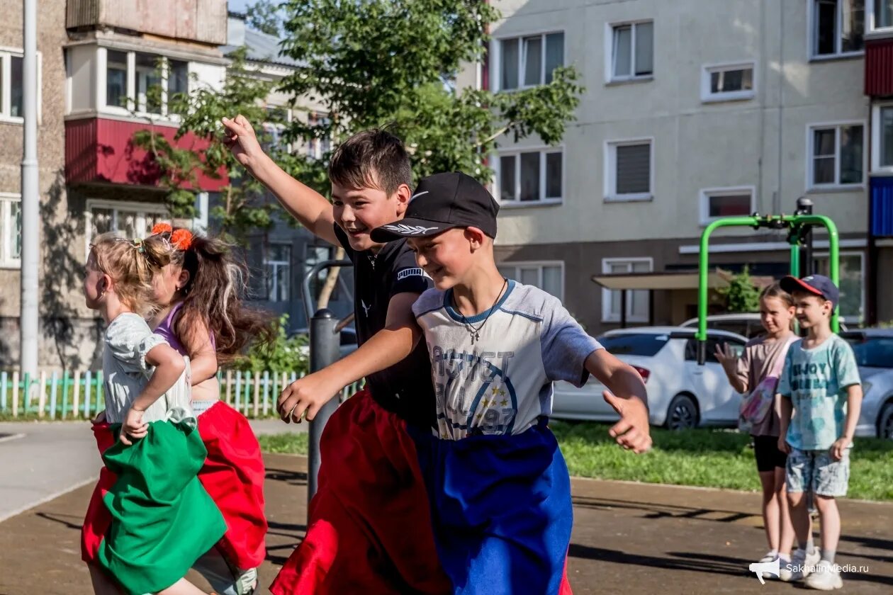 Друзья давайте организуем праздник для ребят приехавших. Праздник двора. Праздник на улице. Гуляние на улице. Игры для детей на улице.