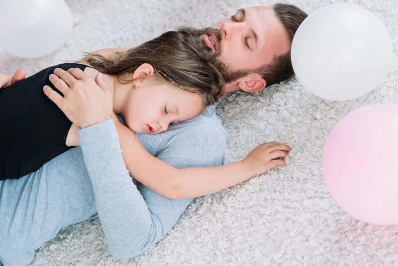 Father sleep daughter. Папа с дочкой спят в обнимку. Сон отец с дочерью. Папа дочь обнимаются и спят.