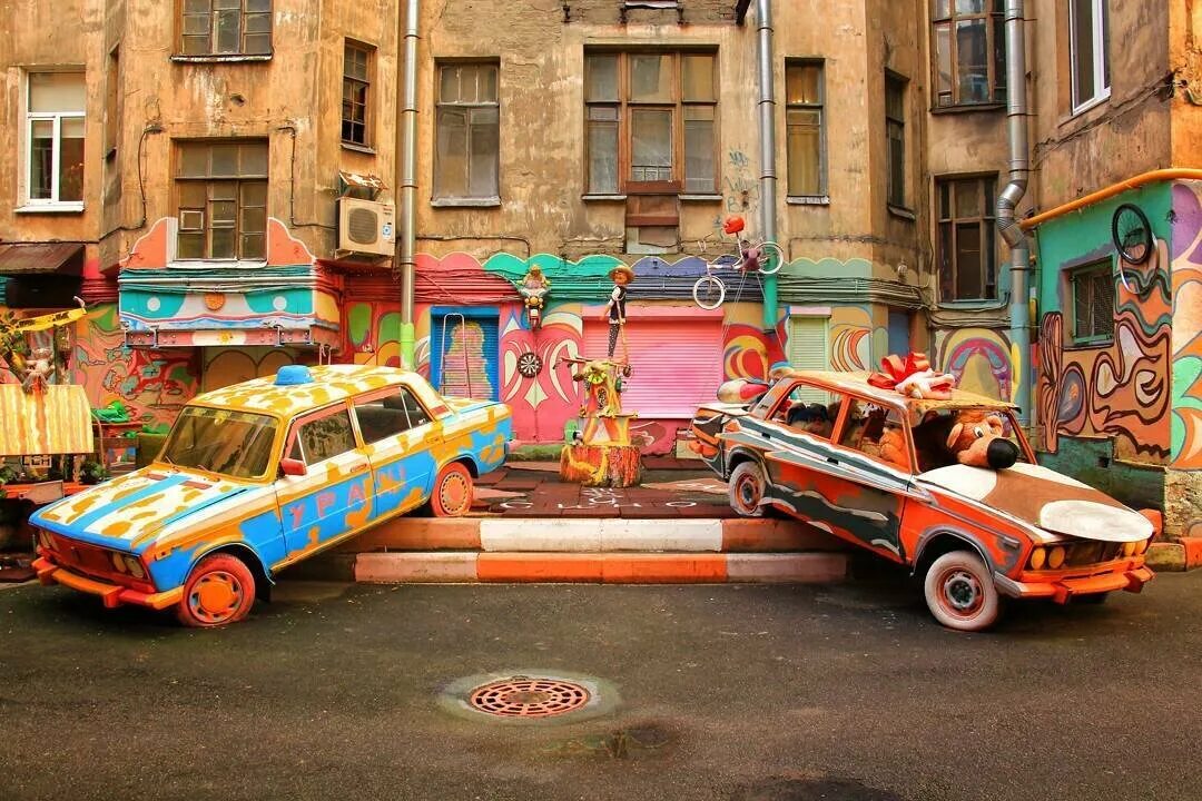 Яркие дворы. Улица полозова санкт-петербург двор нельсона. Необычные дворы санкт-петербурга. Двор нельсона полозова 6. Арт пространство флигель.