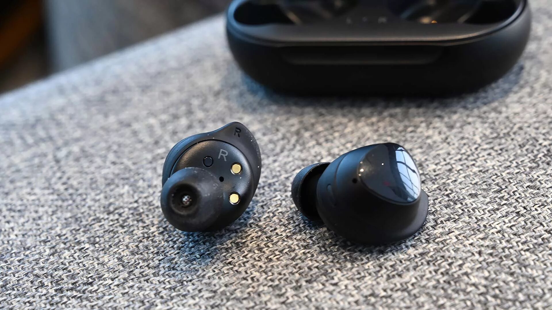 Samsung Galaxy Buds влагозащита. Амбушюры для наушников Samsung Galaxy Buds 2. Левый наушник Earbuds. Samsung+Buds+2 плавники. Левый наушник buds pro