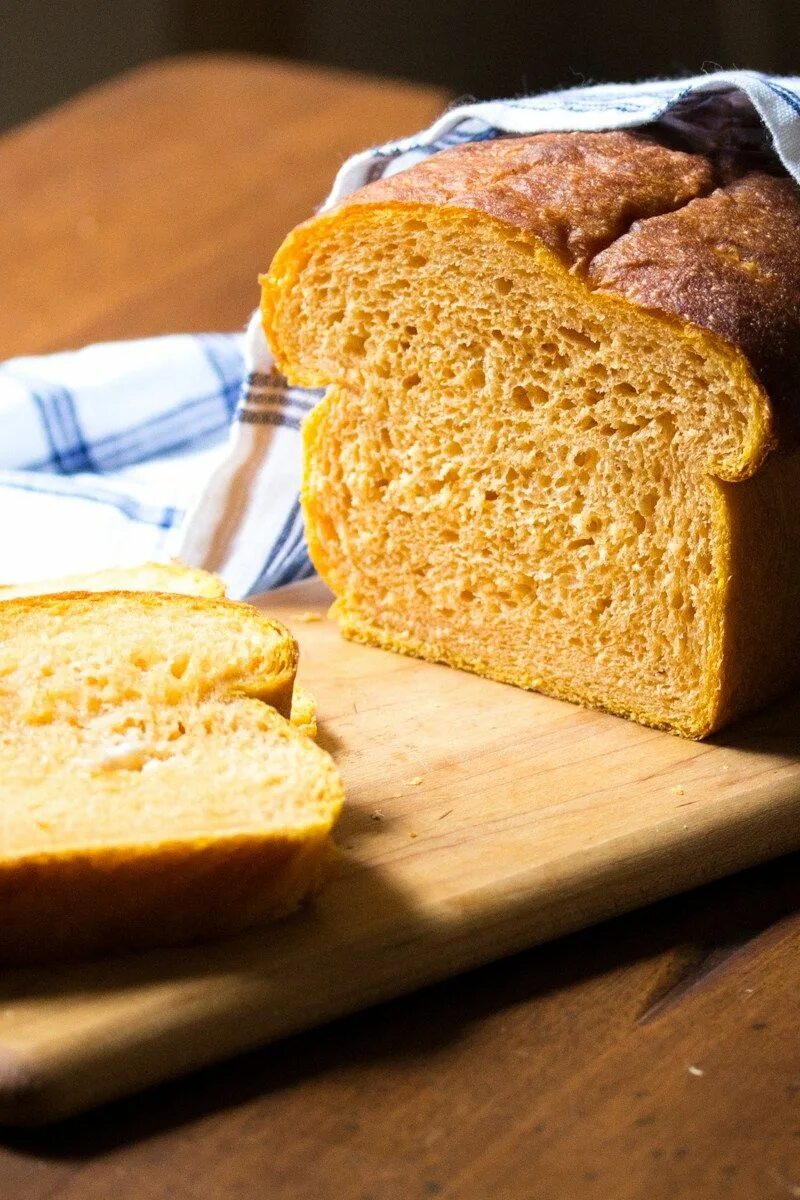Рецепт картошки с хлебом. Картофельный хлеб. Медовый хлеб. Желтый хлеб. Картошка с хлебом.