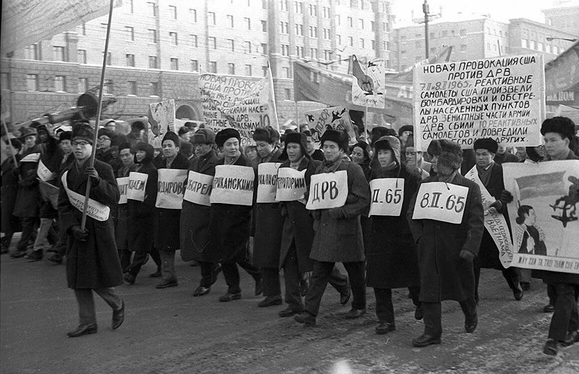 Диссиденты россии. Лозунги диссидентов. Антивоенные демонстрации в СССР. Советская демонстрация. Демонстрация диссидентов.